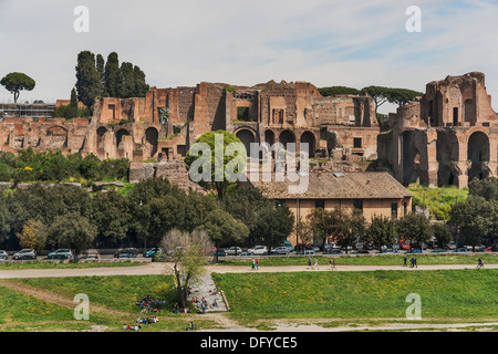 Palatin-Hügel, auf dem Hügel befinden sich die Ruinen der Domus Augustana. Im Vordergrund steht der Circus Maximus, Rom, Italien, Europa. Stockfoto