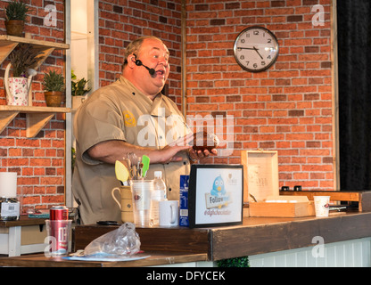 Feinschmecker-Festival, Inverleith Park, Edinburgh, Schottland, jährliche Veranstaltung, August 2013. Xocolat chocolatier sprechen. Stockfoto