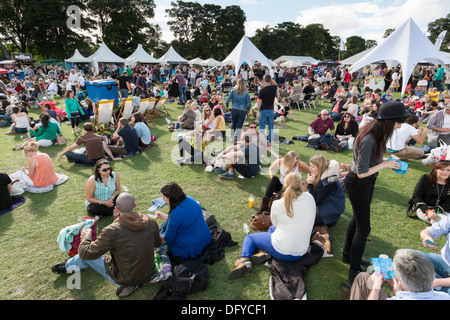 Feinschmecker Festival, Inverleith Park, Edinburgh, Schottland, jährliche Veranstaltung. Die Menschen in der Sonne entspannen. Stockfoto