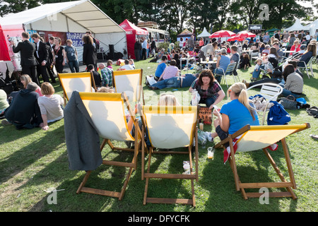 Feinschmecker-Festival, Inverleith Park, Edinburgh, Schottland, jährliche Veranstaltung, August 2013. Menschen in der Sonne entspannen. Stockfoto