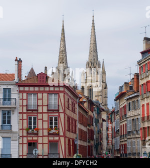 Straße von Bayonne, Frankreich. Sainte-Marie de Bayonne Kathedrale im Hintergrund. Stockfoto