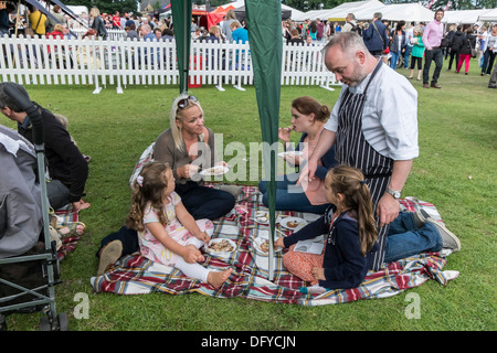 Feinschmecker-Festival, Inverleith Park, Edinburgh, Schottland, jährliche Veranstaltung, Aug 2013. Galvin Brasserie, Austern-Bar. Koch mit Familie. Stockfoto