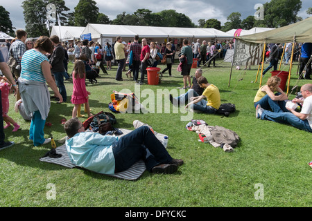 Feinschmecker-Festival, Inverleith Park, Edinburgh, Schottland, jährliche Veranstaltung, August 2013. Menschen in der Sonne entspannen. Stockfoto