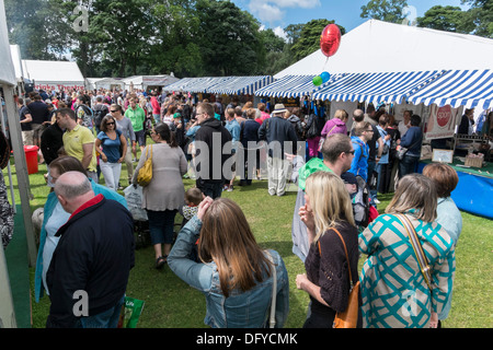 Feinschmecker-Festival, Inverleith Park, Edinburgh, Schottland, jährliche Veranstaltung, August 2013. Menschen in der Sonne entspannen. Stockfoto