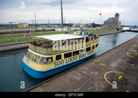 Eine Bootstour führt durch die MacArthur-Sperre an den so Schleusen in Sault Ste.-Marie am östlichen Ende der Halbinsel. Stockfoto