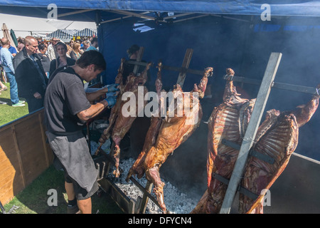 Feinschmecker-Festival, Inverleith Park, Edinburgh, Schottland, jährliche Veranstaltung, August 2013. Schafe braten. Stockfoto