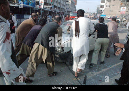 Rettet Beamten und Menschen in Rettungsarbeiten am Standort beschäftigt nach starke Bombenexplosion im Bereich voll Liaquat Basar in Quetta auf Donnerstag, 10. Oktober 2013. Eine mächtige Bombe schüttelte den überfüllten Liaquat Basar in Quetta Stadt. Die Explosion stattfand am Mezan Chowk angeblich mindestens vier Menschen getötet und mehr als 20 verletzt. Rettungskräfte eilten zu den Sprenganlage und nahm die Verletzten zu verschiedenen staatlichen Krankenhäusern. Der Kommissar Quetta sagte, dass die Bombe in einem Zyklus gepflanzt worden war. Die Fahrzeuge der Sicherheitskräfte und der Polizei wurden auch beschädigt Stockfoto