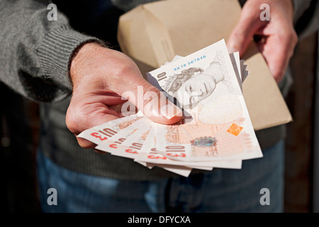 Nahaufnahme von man Hand mit englischen 10-Pfund-Noten Geldschein £10 Geldscheine und brauner Umschlag England UK Vereinigtes Königreich GB Großbritannien Stockfoto