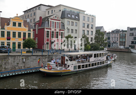 Blick auf den typischen Fluss zeigt entlang Ketelvaart/Ketelvest in historischen Gent (Gent), Ost-Flandern, Belgien. Stockfoto