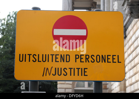 Amüsante geänderten No Entry-Zeichen auf dem privaten Parkplatz in den Justizpalast in historischen Gent (Gent), Ost-Flandern, Belgien. Stockfoto