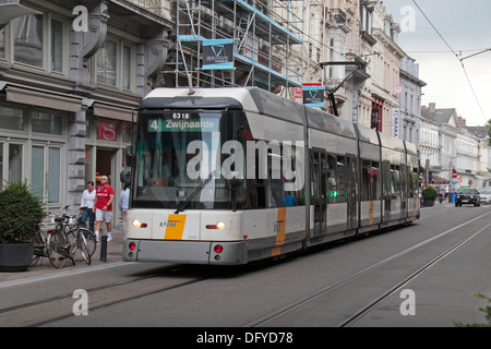 Eine moderne Multi-Kutsche HermeLijn Nr. 4 Straßenbahnlinien bis Höhe in historischen Gent (Gent), Ost-Flandern, Belgien. Stockfoto