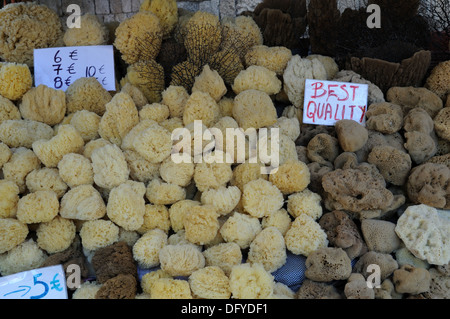 Schwämme für den Verkauf in einem Markt alte Rhodos Stadt Griechenland Stockfoto