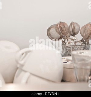 Geschirr gestapelt in einem café Stockfoto