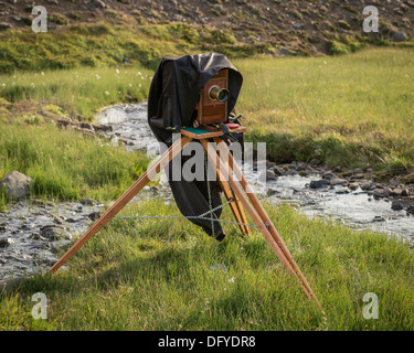 Alte 4 x 5 Kamera draußen in der Natur, die Landschaften zu fotografieren. Stockfoto