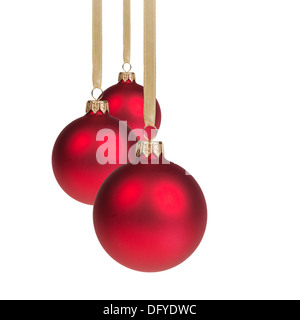 drei rote Weihnachtskugeln Aufhängen an Band, isoliert auf weiss Stockfoto