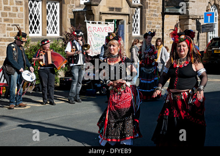 Vierhundert Roses Frauen Tänzerinnen Masham North Yorkshire England Großbritannien GB Großbritannien Stockfoto