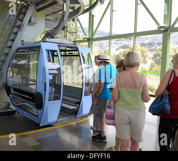 Eine Gruppe von Touristen, die Seilbahn bringt sie bis nach Monte Madeira Portugal an Bord Stockfoto