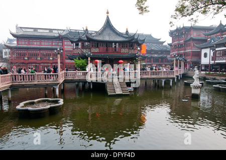 Huxinting Teehaus vor Yu-Garten (Garten der Glückseligkeit oder Garten des Friedens), Altstadt, Shanghai, China Stockfoto