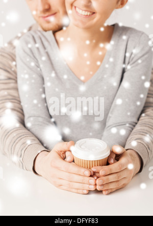 Frau und Mann mit wegnehmen Kaffeetasse Stockfoto