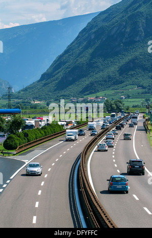 Italien - 7 Juli: Geladenen Autos fahren auf der Autobahn während der Sommerferien am 7. Juli 2013 in italienischen Alpen. Stockfoto