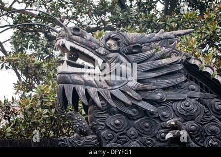 Drachenkopf an Wand im Yuyuan-Garten (Garten der Glückseligkeit oder Garten des Friedens) im alten Stadt Shanghai, China Stockfoto