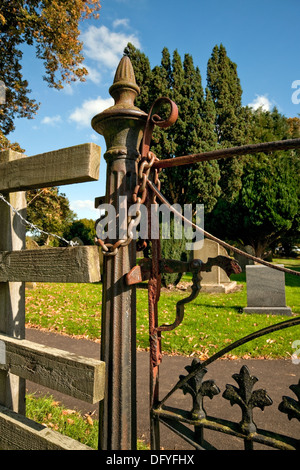 Nahaufnahme eines rostigen alten Tores und einer Kette verschlossen Masham North Yorkshire England Großbritannien Großbritannien Großbritannien Großbritannien Großbritannien Großbritannien Großbritannien Großbritannien Großbritannien Großbritannien Großbritannien Großbritannien Großbritannien Großbritannien Großbritannien Großbritannien Großbritannien Großbritannien Stockfoto