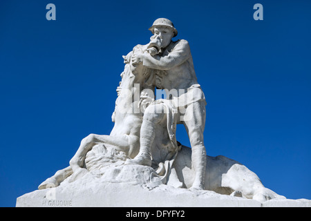 58. London Division Memorial zeigt erste Weltkrieg Soldat tröstet sterbenden Pferd, Schlacht an der Somme, Chipilly, Frankreich Stockfoto