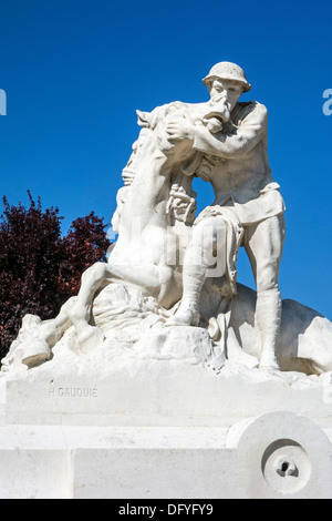 58. London Division Memorial zeigt erste Weltkrieg Soldat tröstet sterbenden Pferd, Schlacht an der Somme, Chipilly, Frankreich Stockfoto