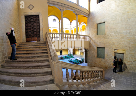 Barcelona, Spanien. Palau del Lloctinent. (Antoni Carbonell - 1549-57) Treppenhaus im Innenhof Stockfoto