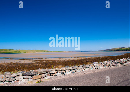 traditionelle schottische Trockenmauer an der Meerküste Stockfoto