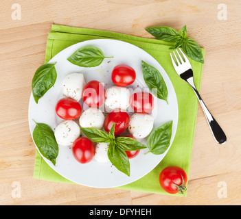 Caprese-Salat-Platte auf Holztisch Stockfoto