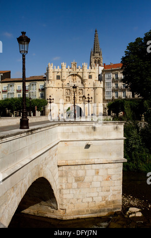Brücke und Bogen von Santa Maria und Burgos, Castilla y Leon. Spanien Stockfoto