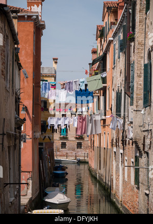 Ruhigen Kanal in Venedig mit Wäsche zum Trocknen hängen Stockfoto