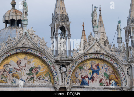 Fassade-Mosaiken in Kathedrale von Venedig - Basilica di San Marco - mit Szenen aus der Bibel Stockfoto