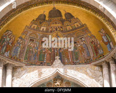 Fassade-Mosaiken in Kathedrale von Venedig - Basilica di San Marco - mit Szenen aus der Bibel Stockfoto