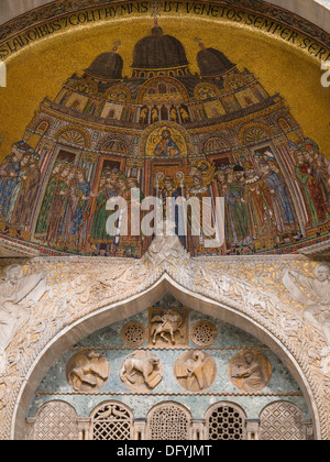 Fassade-Mosaiken in Kathedrale von Venedig - Basilica di San Marco - mit Szenen aus der Bibel Stockfoto