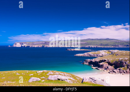 Blick auf das Meer von Klippe über weißen Sandstrand und schöne Aussicht Stockfoto