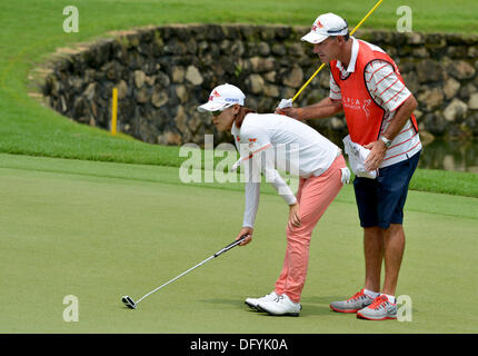 Kuala Lumpur, Malaysia. 10. Oktober 2013. Na Yeon Choi von Südkorea mit ihr caddy Inline die Putts während der LPGA Sime Darby von Kuala Lumpur Golf and Country Club. Bildnachweis: Aktion Plus Sport/Alamy Live-Nachrichten Stockfoto