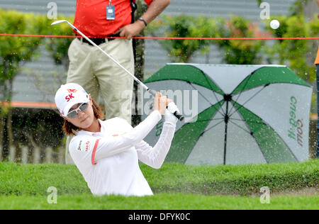 Kuala Lumpur, Malaysia. 10. Oktober 2013. Na Yeon Choi von Südkorea trifft ihr Bunkerschläge während der LPGA Sime Darby von Kuala Lumpur Golf and Country Club. Bildnachweis: Aktion Plus Sport/Alamy Live-Nachrichten Stockfoto