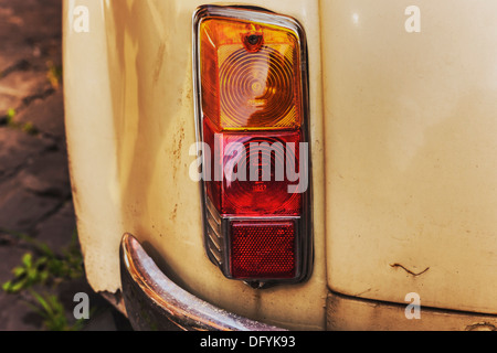 Hintere Licht von einem alten Fiat Nuova 500 (gebaut ab 1957-1977) in den Straßen von Rom, Latium, Italien, Europa Stockfoto