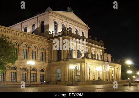 Oper in der Nacht in Hannover. Es wurde im neoklassischen Stil zwischen 1845 und 1852 durch Laves erbaut. Stockfoto