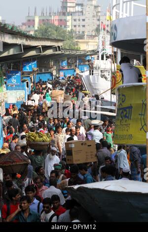 Gleiche Bildungschancen bekommen Reisende Menge Sadarghat Start Terminal in Dhaka am Donnerstag, wie sie sich vorbereiten, die Hauptstadt zu verlassen, um die Eid al-Adha, hat keine bestimmte Zeitdauer und Urlaub mit der Familie und Freunden zu verbringen. Stockfoto