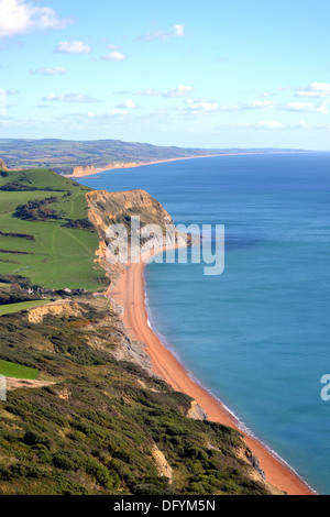 Die Ansicht der Jurassic Coast von Golden Cap, ostwärts einladendsten, Eype und Bridport, West Dorset, England. Stockfoto