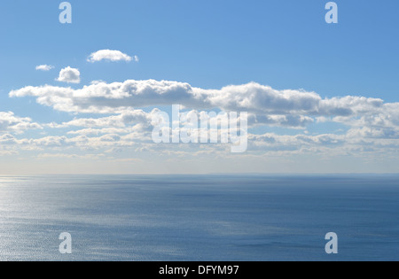 Meer, Himmel und entfernten Küste von Devon, Blick nach Westen von Golden Cap, Dorset, England, UK. Stockfoto