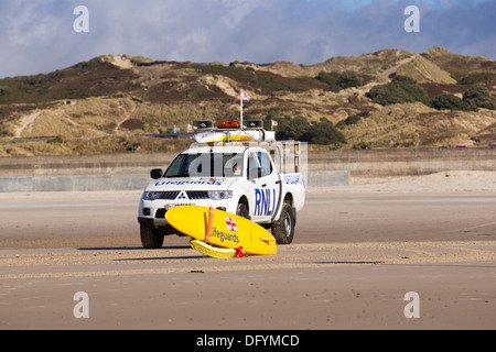 RNLI Rettungsschwimmer am Strand von St-Ouen Jersey Mitsubishi L200 RNLI Rettungsschwimmer 4 x 4-Kanal-Inseln Stockfoto