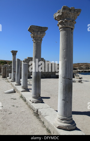 Spalten der alten Basilika Creek Kolonie Chersones mit Blick auf St. Wladimir Kathedrale, Sewastopol, Krim, Ukraine Stockfoto