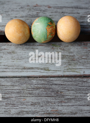 Drei Ostereier, drei handbemalten Eiern in einer Reihe auf shabby chic Holzbank Stockfoto