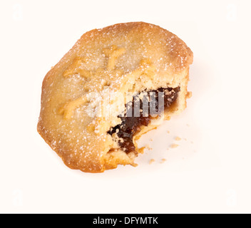 Eine süße Weihnachten Mince Pie mit einem Bissen aus ihm heraus auf einem weißen Hintergrund. Stockfoto