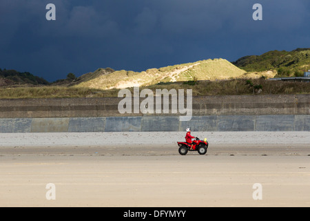 RNLI Rettungsschwimmer auf St Ouen Strand Jersey rot Quad-Bike Kanalinseln Stockfoto