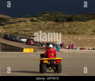 RNLI Rettungsschwimmer auf St Ouen Strand Jersey & Quad Bike Channel Islands Stockfoto